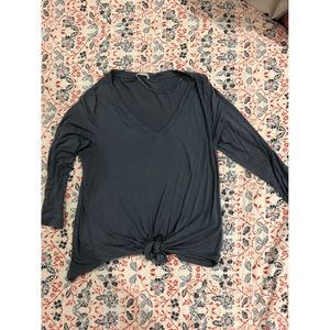 Creamy blue mid-sleeve V-neck top!